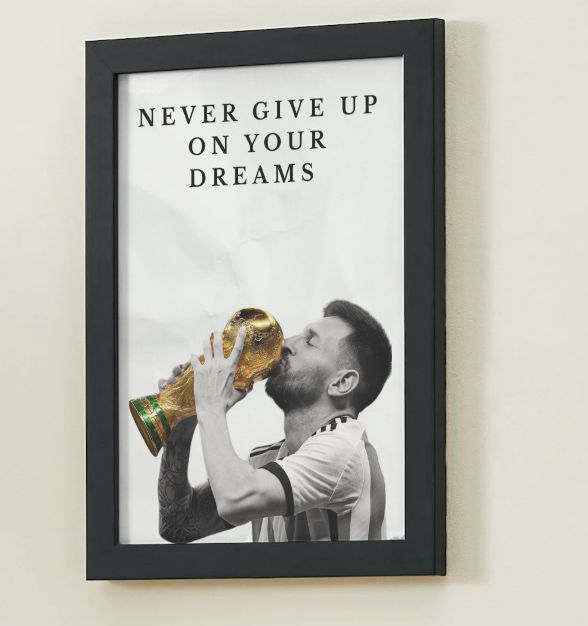 Plakat piłkarski - NEVER GIVE UP Lionel Messi